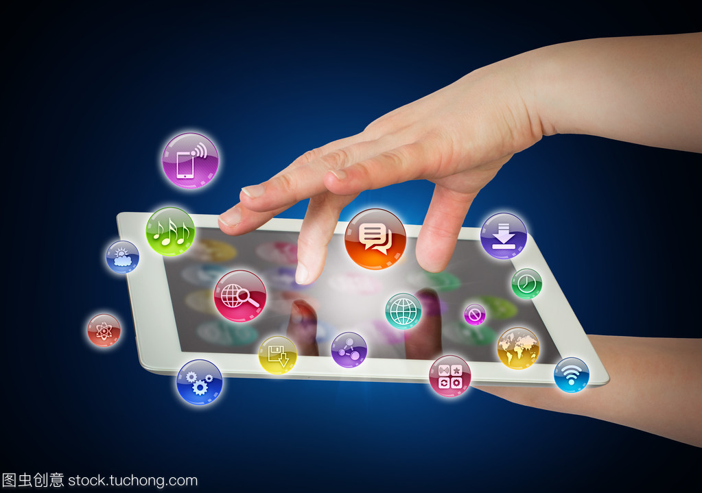 手牽平板電腦 軟件開(kāi)發(fā)的新趨勢(shì)與挑戰(zhàn)